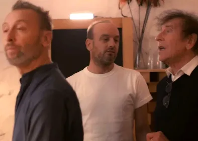 Alain Souchon accompagné de ses deux fils pour le clip « Le Marin »