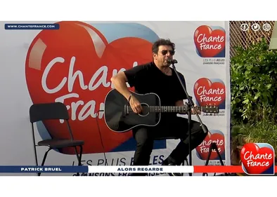 Regardez Patrick Bruel interpréter ses tubes pour Chante France