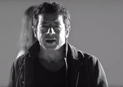 En noir et blanc, Patrick Bruel chante « Pas eu le temps »