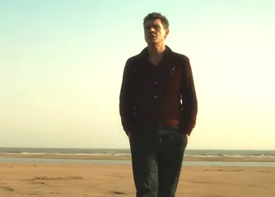 « Comme je t'aime » : Marc Lavoine s'offre une balade sur la plage