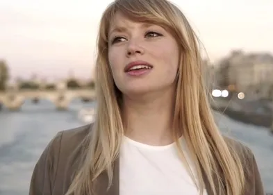 Léa Deleau interprète « Si Maman, Si » dans un clip de la comédie...