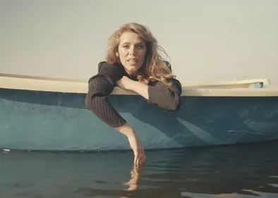 Emma Daumas relève la tête dans le clip de « L'Art des naufrages »