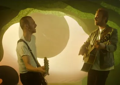 Calogero et Cyril Mokaiesh s'affichent sur le clip de « La rosée »