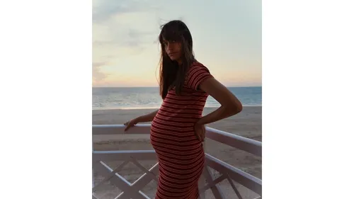 Clara Luciani profite de sa grossesse en vacances