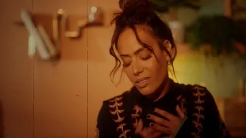 « Mima » : Amel Bent sort une chanson (et un clip) sur la...