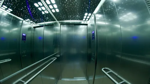L'enquête avance après la découverte d'un corps dans un ascenseur...