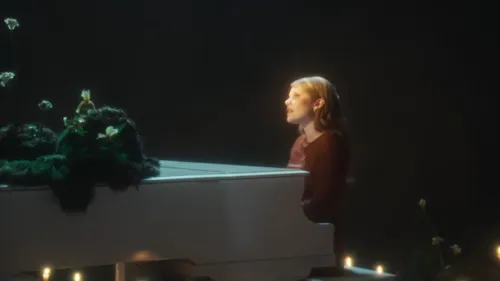 « Château de sable » : le clip de Coeur de Pirate pour sa fille Romy