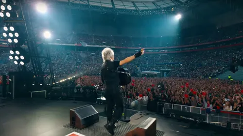 Indochine sort le clip grandiose de « Nos célébrations » avec les...