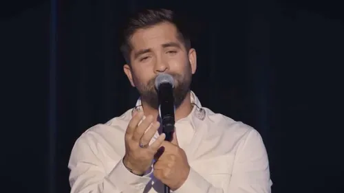 Kendji reprend « La Mamma » d'Aznavour devant Tahar Rahim 