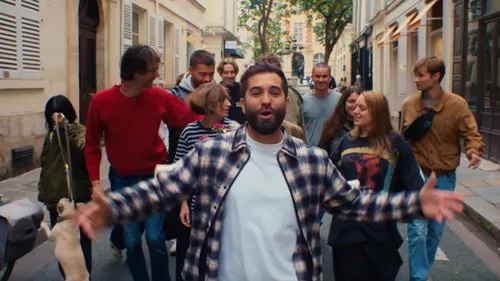 Kendji attire les foules dans le clip d'« Oublier »