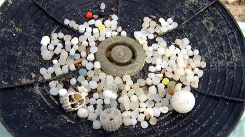 Pollution du littoral Atlantique aux billes de plastique : le fléau...