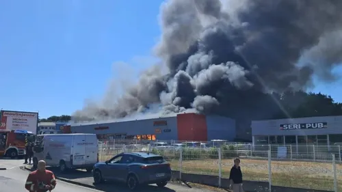  Incendie spectaculaire dans le magasin Moulinjeune de motoculture...