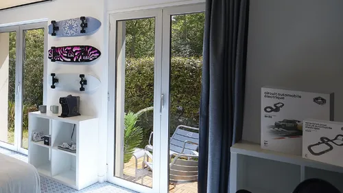 Quand Renault customise une chambre d’hôtel du Jo&Joe Hossegor façon R4