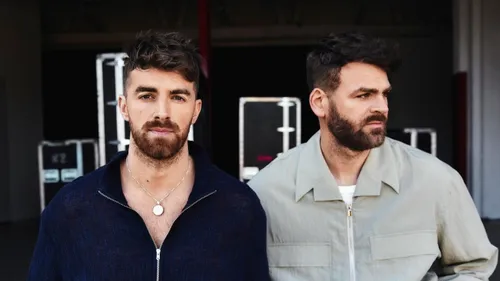 The Chainsmokers participent au nouveau Coldplay 'Good Feelings'