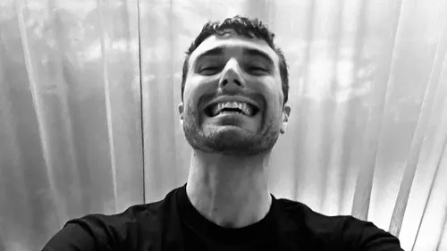 Avec ses deux nouveaux tracks, Fred Again distribue les bonbons...