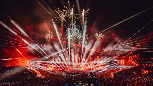 Incendie gigantesque, une belle communion, un malaise mortel, des DJs stars motivés: l'improbable édition 2025 de Tomorrowland !
