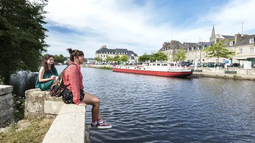 La péniche Duchesse-Anne change de quai à Pontivy (56) lors de travaux