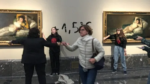 Espagne : des militantes écologistes se collent sur deux tableaux...