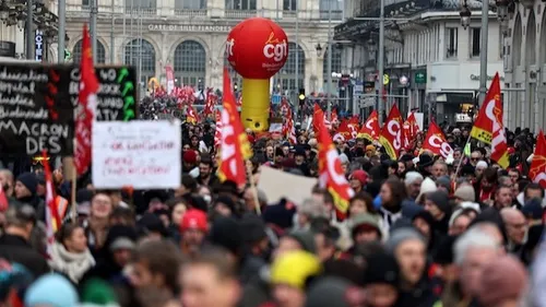 Nouvelle-Aquitaine : des milliers de personnes manifestent contre...