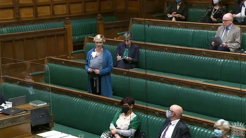 Venue au Parlement avec son bébé, une députée britannique est...
