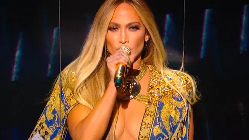 Jennifer Lopez se blesse aux répétitions des American Music Awards.