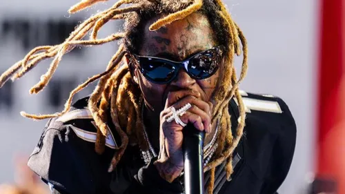 "Cette m*rde, ce n'est pas moi !" : Lil Wayne s'offusque contre sa...