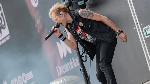 Dans son livre, Deryck Whibley accuse son ancien manager d’agression 