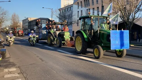 Colère des agriculteurs : des tracteurs dans le centre-ville de...