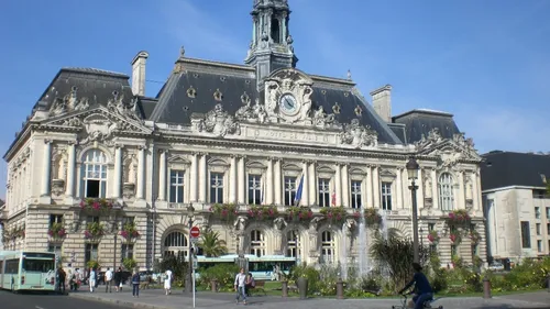Tours : l’Hôtel de Ville éclairé en rouge pour alerter sur...