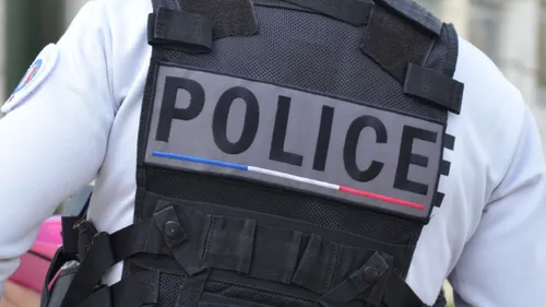 Tours : des policiers rassemblés en soutien à leur collègue...