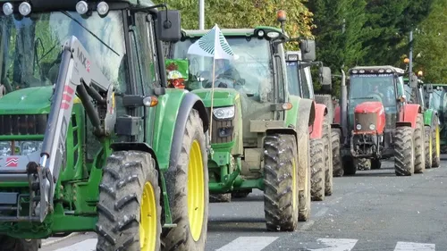 Angers : une centaine d’agriculteurs mobilisés devant une grande...