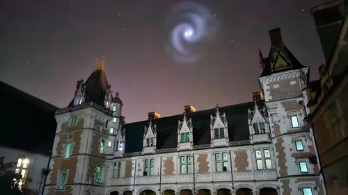 Une spirale bleue dans le ciel lundi soir ? Pas de panique, ce...