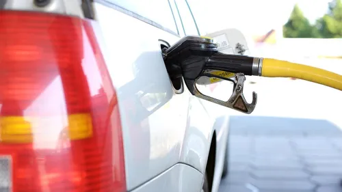 Carburants : le plafonnement des prix à 1,99 euro maintenu en 2024...