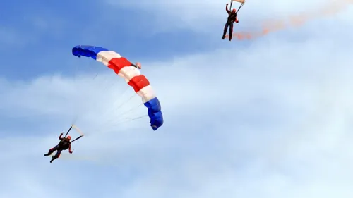 15 parachutistes largués au-dessus de Paris