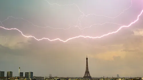 Orage de grêle : les images impressionnantes d’un avion foudroyé...