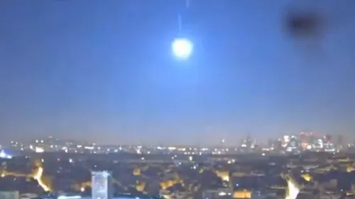 Un petit météore se désintègre dans le ciel au-dessus de Paris (vidéo)