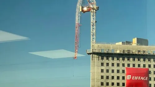 Une grue menace de s’effondrer depuis le toit de tour Hopen à La...
