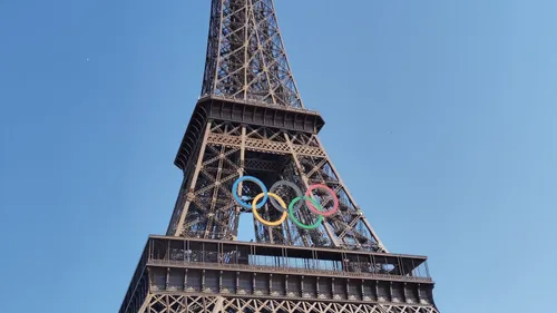 Les anneaux olympiques retirés de la Tour Eiffel