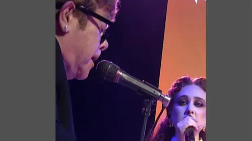 Elton John et Chappell Roan ensemble sur scène pour la lutte contre...