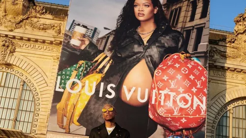 Pharrell Williams est à Paris : défilé, pub géante et pop-up store...