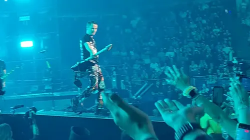Matt Bellamy casse sa guitare sur scène et offre les morceaux à un...
