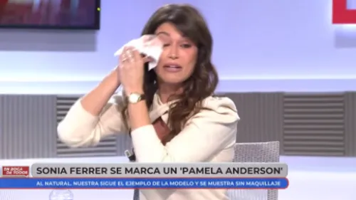 Espagne : une présentatrice se démaquille en direct à la TV pour...