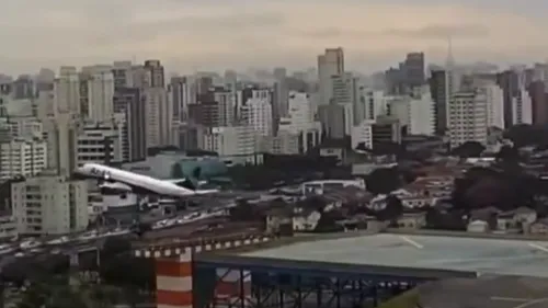 Sao Paulo : un avion rase des habitations au décollage