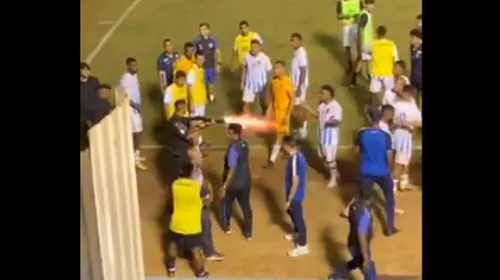 Un policier brésilien tire au flash-ball à bout portant sur un...