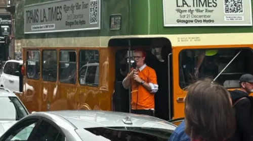 Travis surprend ses fans écossais avec un concert depuis un bus