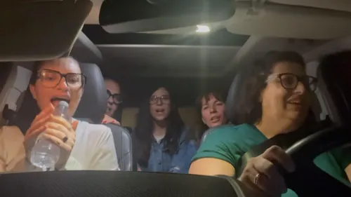 (vidéo) Laura Pausini fait le buzz lors d’un karaoké improvisé avec...