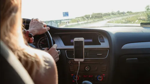 Une technologie moderne qui transforme la conduite en sécurité,...