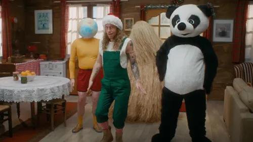 « Les Démons de minuit » : Julien Doré dévoile un clip complètement...