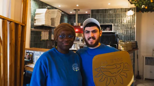A 23 ans, il ouvre sa pizzeria et régale tout le quartier !