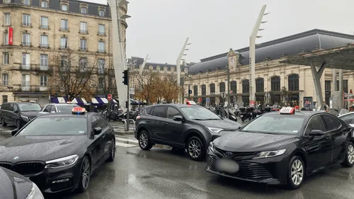 Bordeaux : opération escargot des taxis, le trafic est perturbé